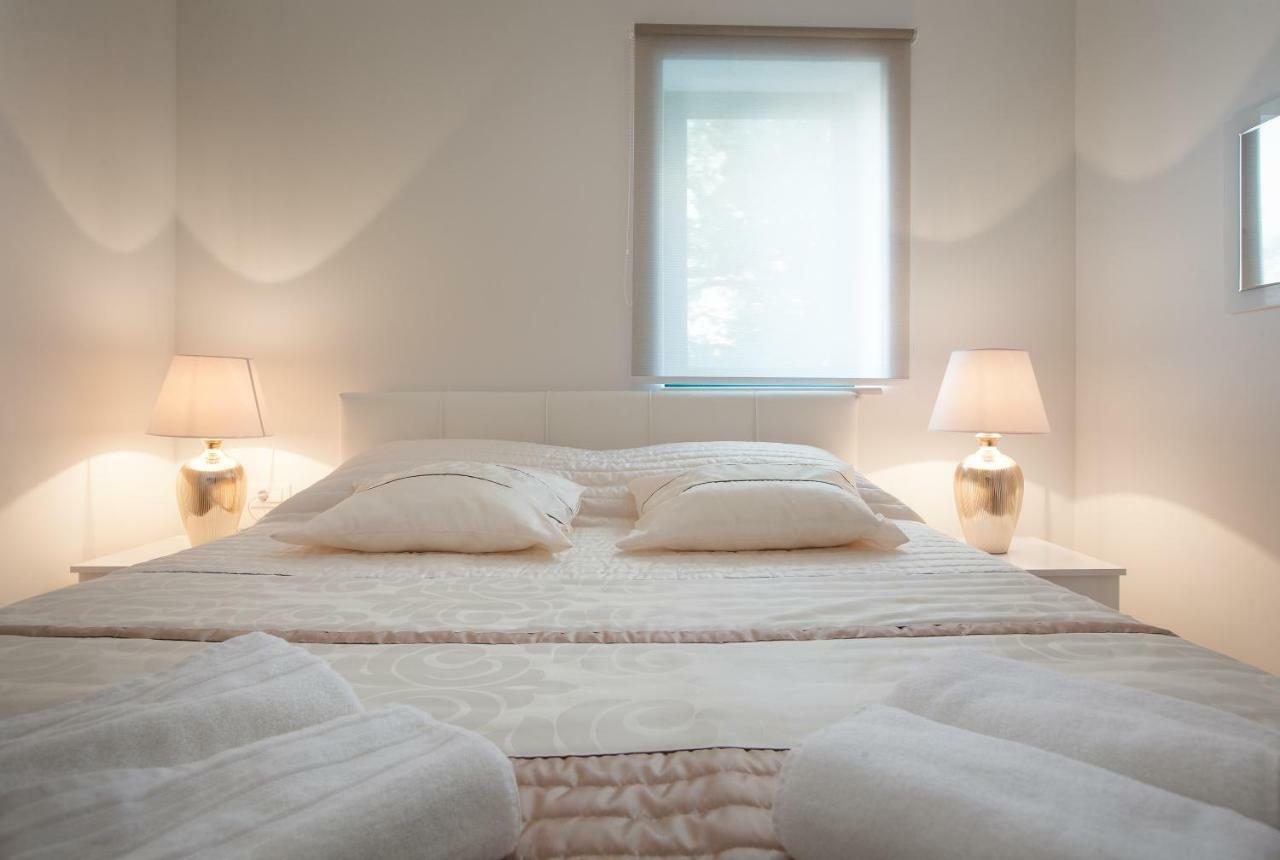 Modern Pjero Makarska